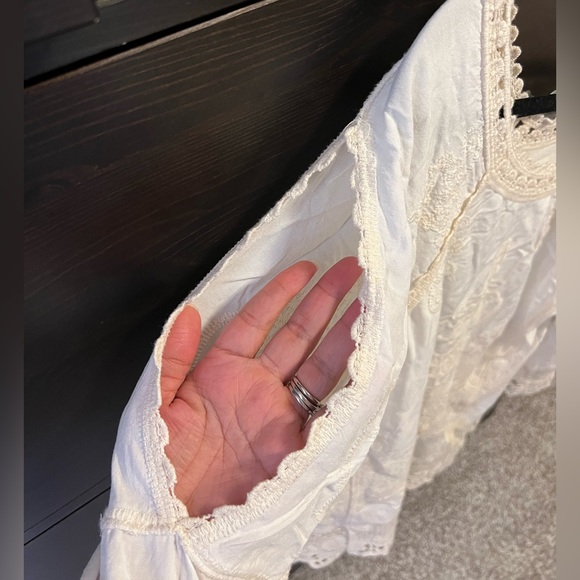 Lace embroidered top, with bell sleeves. Sleeves have side slits. EUC - Picture 9 of 9